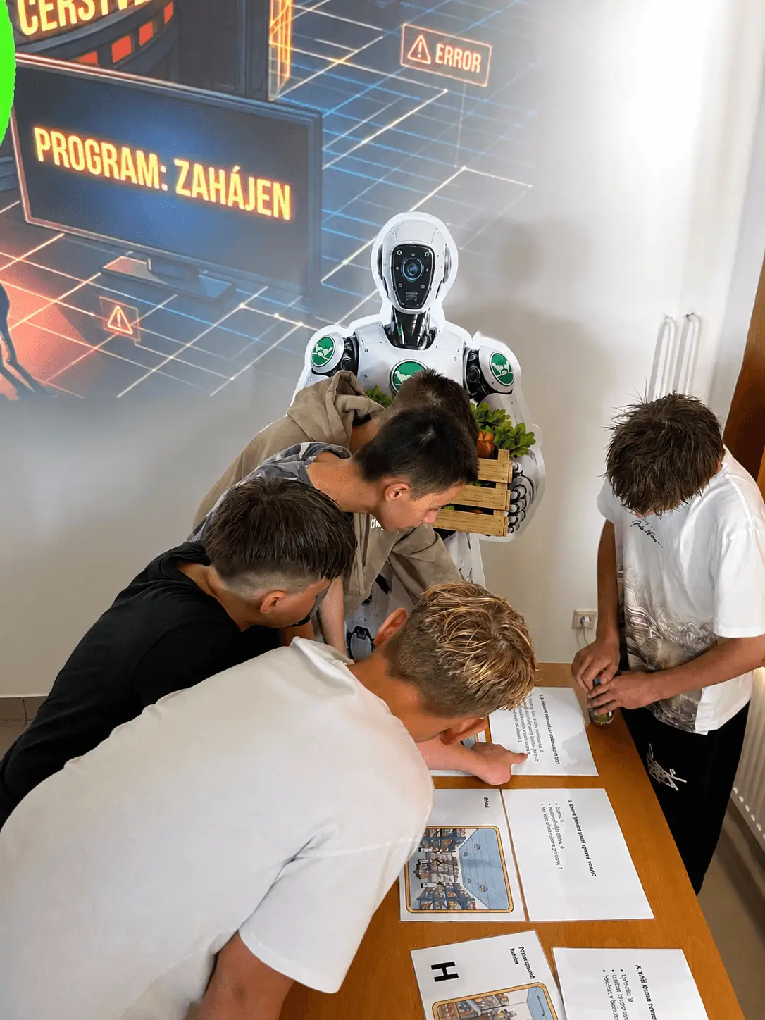 Děti při únikové hře s robotem v Edukačním centru